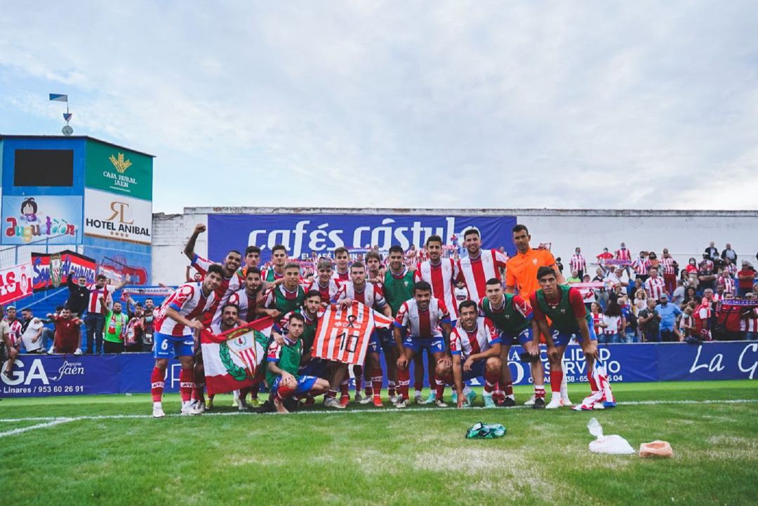 La plantilla festeja el triunfo. La plantilla festeja el triunfo.
