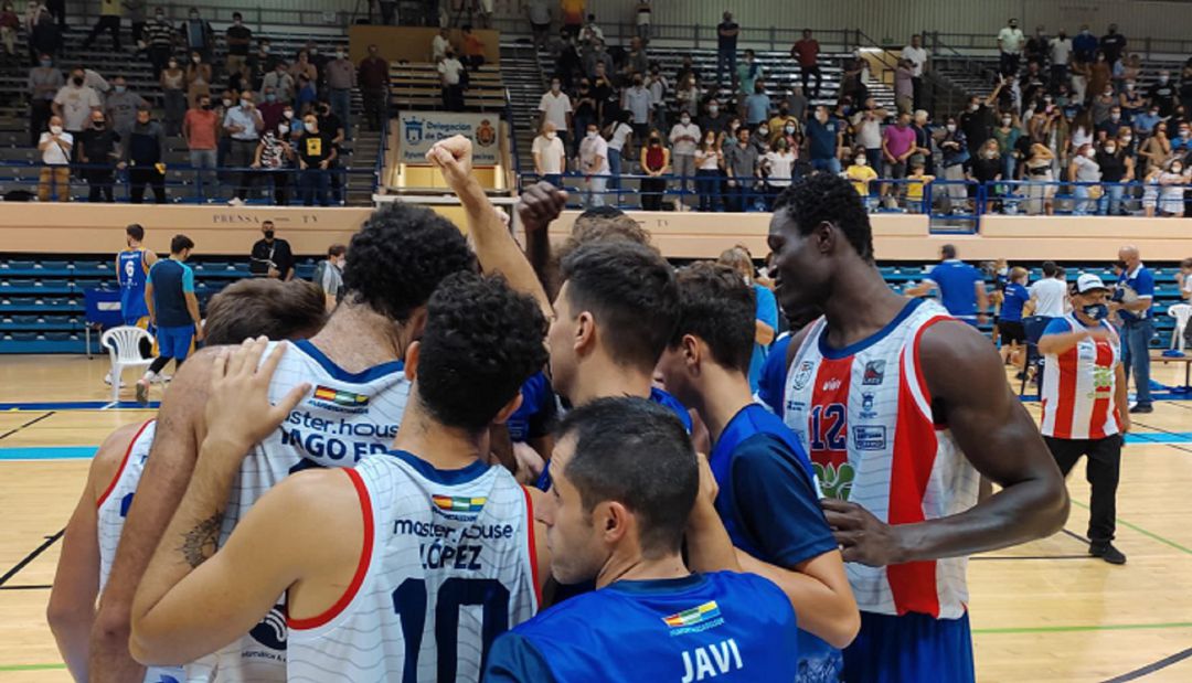 La plantilla festeja el triunfo. La plantilla festeja el triunfo.