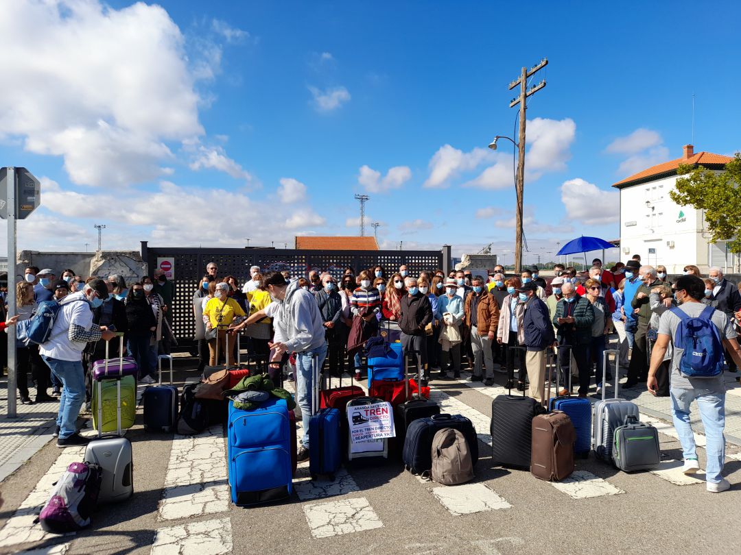 Maletas y manifestantes frente a la Estación cerrada de El Montecillo para denunciar el abandono de la línea Madrid-Aranda-Burgos por parte de ADIF Maletas y manifestantes frente a la Estación cerrada de El Montecillo para denunciar el abandono de la línea Madrid-Aranda-Burgos por parte de ADIF