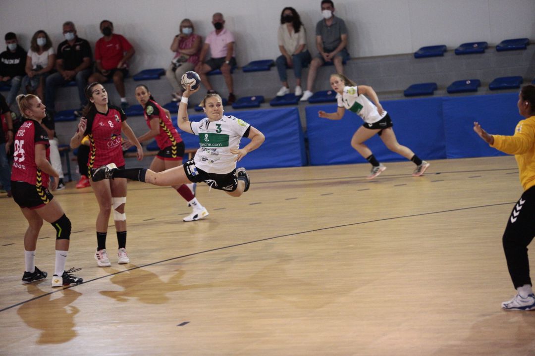 Katia Zhukova lanza a portería en el partido contra Lanzarote Katia Zhukova lanza a portería en el partido contra Lanzarote