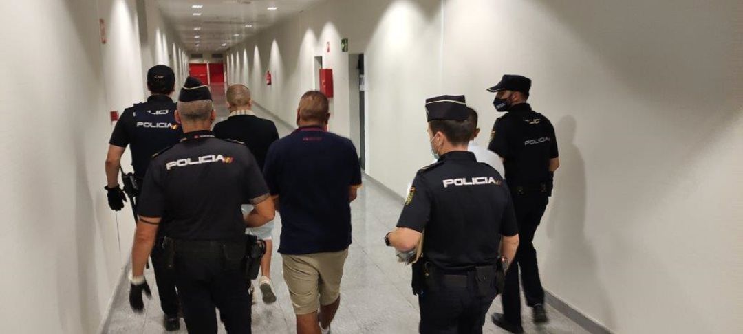 Agentes de la Policía Nacional con los detenidos Agentes de la Policía Nacional con los detenidos