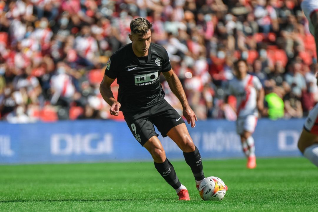 Lucas Boyé, el mejor del Elche, en una acción del partido en Vallecas Lucas Boyé, el mejor del Elche, en una acción del partido en Vallecas