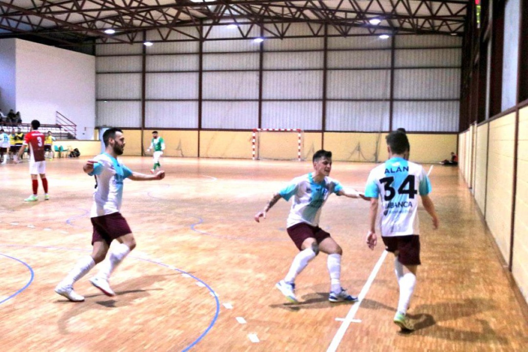 lLos jugadores del Santiago Futsal celebran el tanto de Alan, que ponía el 2-3 en el marcador lLos jugadores del Santiago Futsal celebran el tanto de Alan, que ponía el 2-3 en el marcador