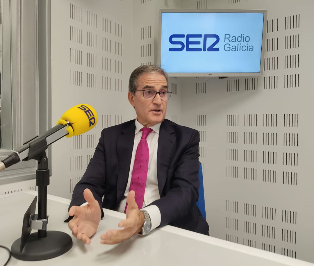 El presidente del Tribunal Superior de Xustiza de Galicia en los estudios de Radio Galicia. El presidente del Tribunal Superior de Xustiza de Galicia en los estudios de Radio Galicia.