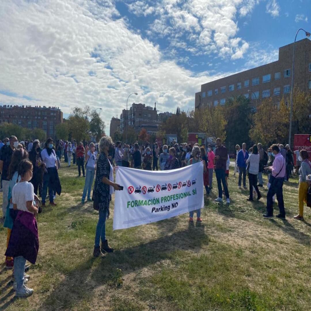 Vecinos de Hortaleza se concentran en la parcela donde el Ayuntamiento de Madrid construirá la parcela de Nacho Cano. Vecinos de Hortaleza se concentran en la parcela donde el Ayuntamiento de Madrid construirá la parcela de Nacho Cano.