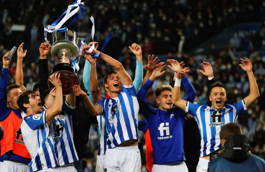 Los jugadores de la Real celebran con la afición la Copa ganada el 3 de abril en La Cartuja Los jugadores de la Real celebran con la afición la Copa ganada el 3 de abril en La Cartuja