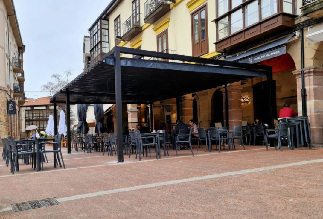 Una de las primeras terrazas fijas instaladas en Torrelavega. Una de las primeras terrazas fijas instaladas en Torrelavega.