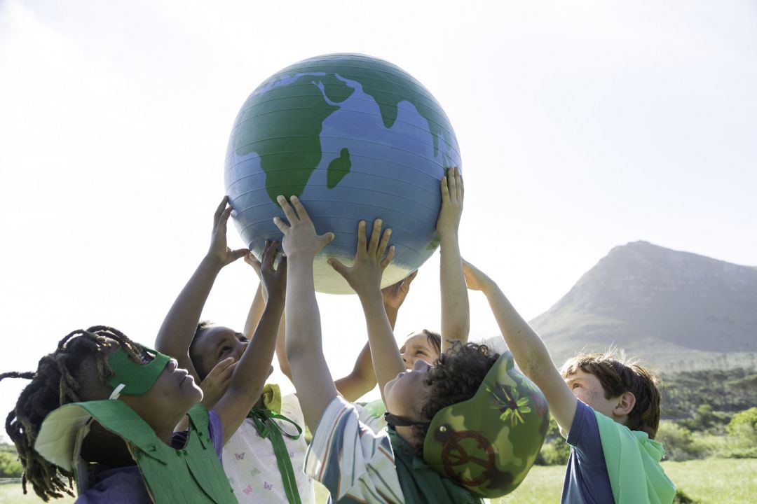 NIños sosteniendo un globo terráqueo NIños sosteniendo un globo terráqueo