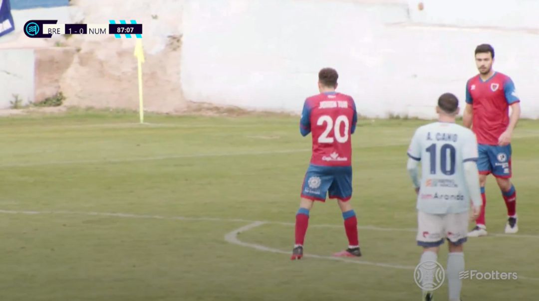 Jordi Tur se lamenta de una ocasión errada. Jordi Tur se lamenta de una ocasión errada.