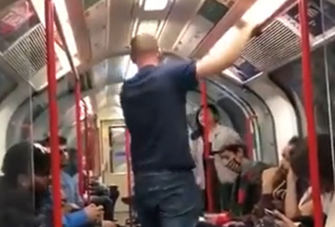 Imágenes del vídeo viral en que un hombre profiere insultos racistas contra una mujer en el metro de Londres Imágenes del vídeo viral en que un hombre profiere insultos racistas contra una mujer en el metro de Londres