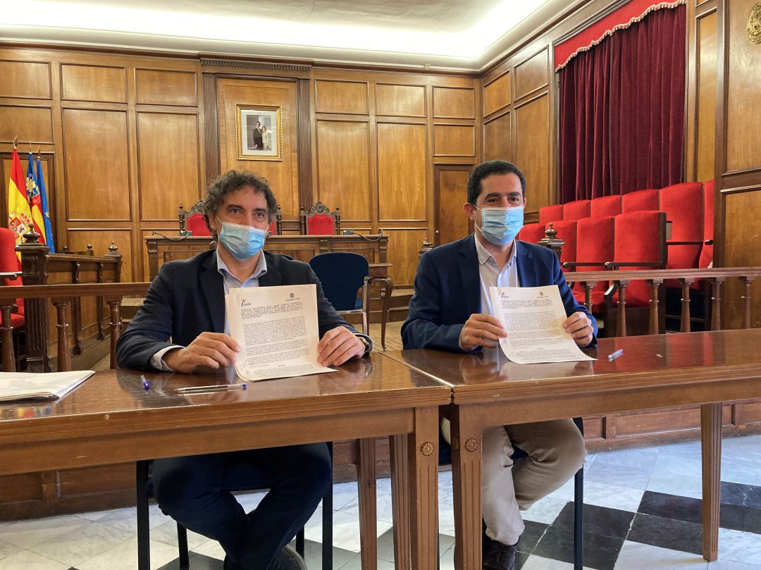 Frances Colomer y Antonio Francés muestran el convenio tras la firma Frances Colomer y Antonio Francés muestran el convenio tras la firma
