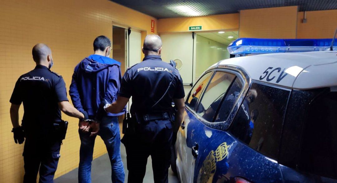 El detenido es trasladado por agentes de la Policía Nacional. El detenido es trasladado por agentes de la Policía Nacional.