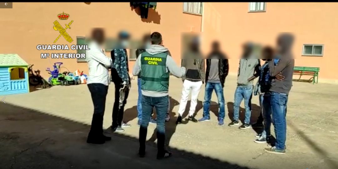 Hasta 14 personas víctimas de la trata para fines laborales han recibido el auxilio de la Guardia Civil en la última operación desplegada en la Ribera del Duero Hasta 14 personas víctimas de la trata para fines laborales han recibido el auxilio de la Guardia Civil en la última operación desplegada en la Ribera del Duero