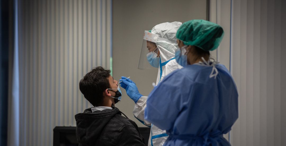 Un hombre recibe una prueba PCR en una imagen de archivo. Un hombre recibe una prueba PCR en una imagen de archivo.