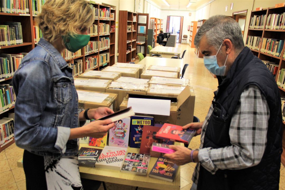 Castelló entrega libros con perspectiva LGTBI en los centros de secundaria
AYUNTAMIENTO DE CASTELLÓ
Castelló entrega libros con perspectiva LGTBI en los centros de secundaria
AYUNTAMIENTO DE CASTELLÓ