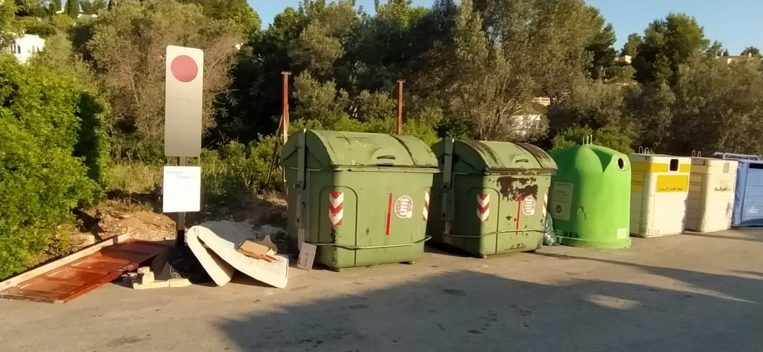 Imagen de archivo de contenedores en superficie en la zona del Camí Vell Alt Dénia-Xàbia. Imagen de archivo de contenedores en superficie en la zona del Camí Vell Alt Dénia-Xàbia.
