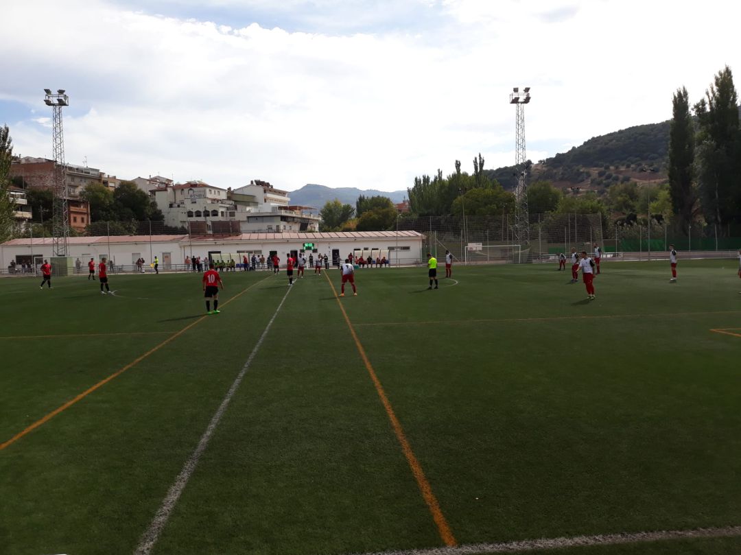 Momento del encuentro justo antes del inicio, a la espera del saque por parte del equipo local Momento del encuentro justo antes del inicio, a la espera del saque por parte del equipo local