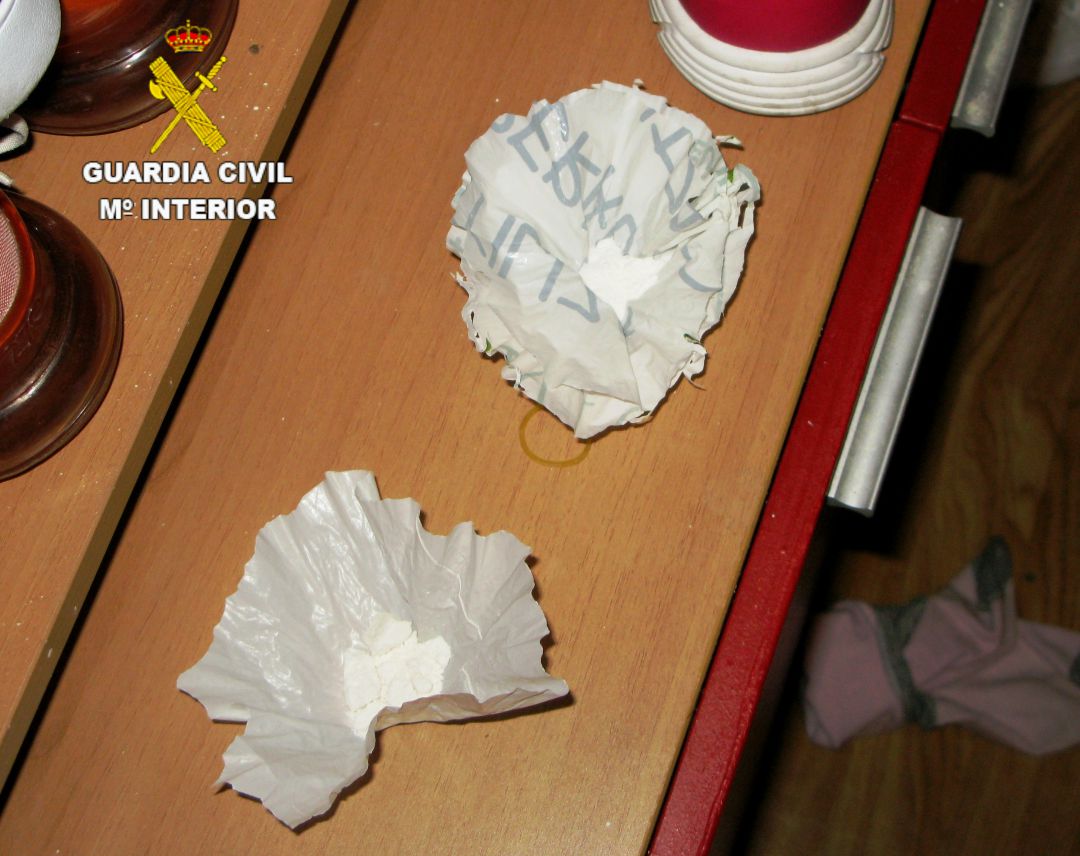 Los agentes encontraron diversa droga en el interior del piso Los agentes encontraron diversa droga en el interior del piso