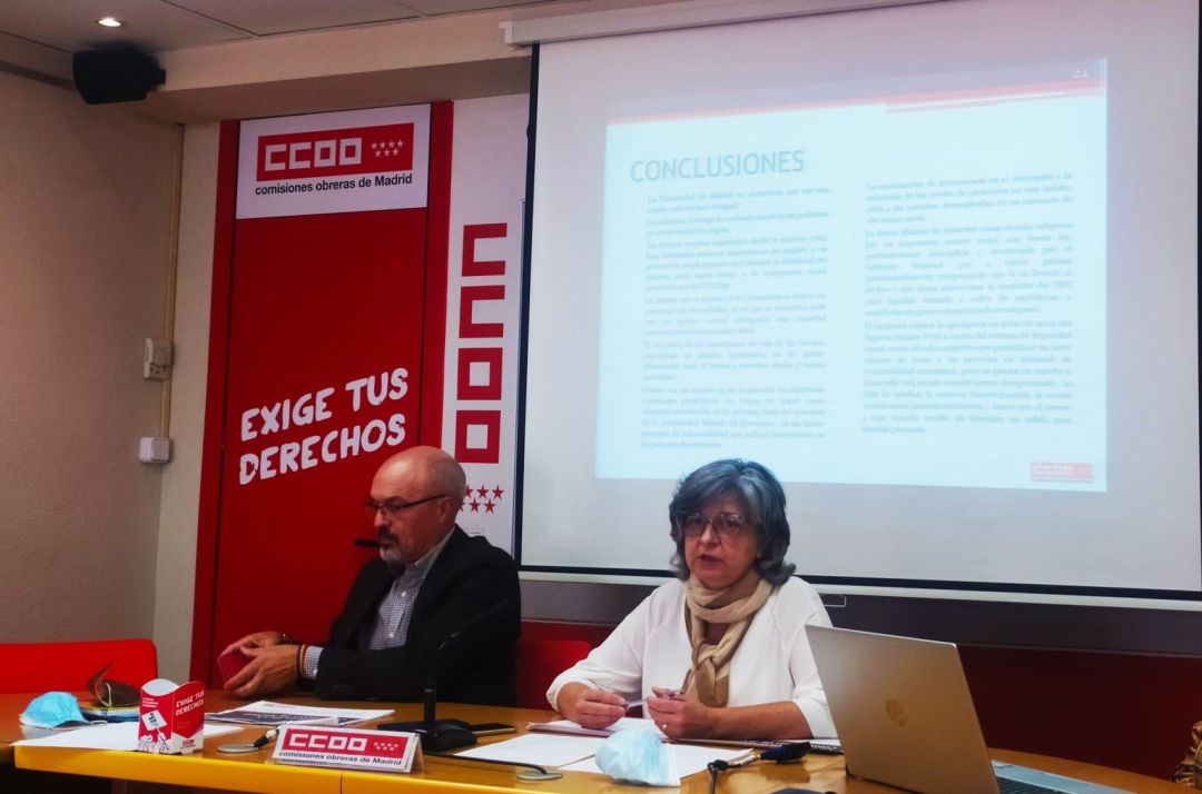 Manuel Rodríguez, secretario de Políticas Sociales de CCOO, y Paloma López, secretaria general del sindicato en Madrid, durante la rueda de prensa para presentar el informe de riesgo de pobreza. Manuel Rodríguez, secretario de Políticas Sociales de CCOO, y Paloma López, secretaria general del sindicato en Madrid, durante la rueda de prensa para presentar el informe de riesgo de pobreza.