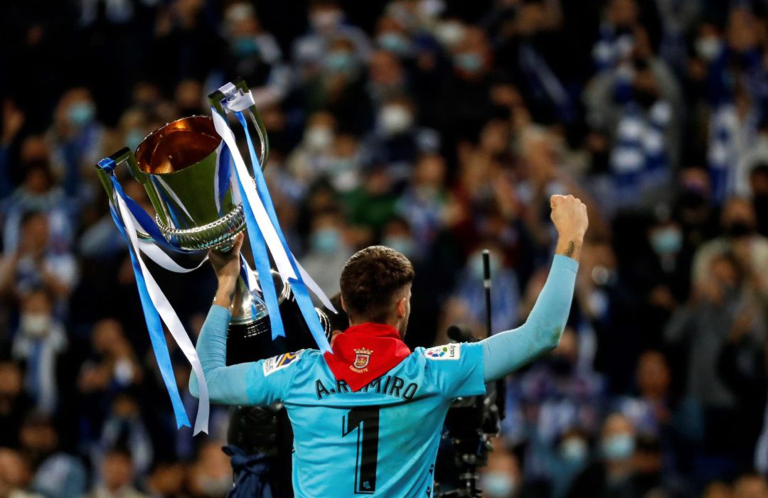 Remiro ofrece la Copa a la afición de la Real en Anoeta Remiro ofrece la Copa a la afición de la Real en Anoeta