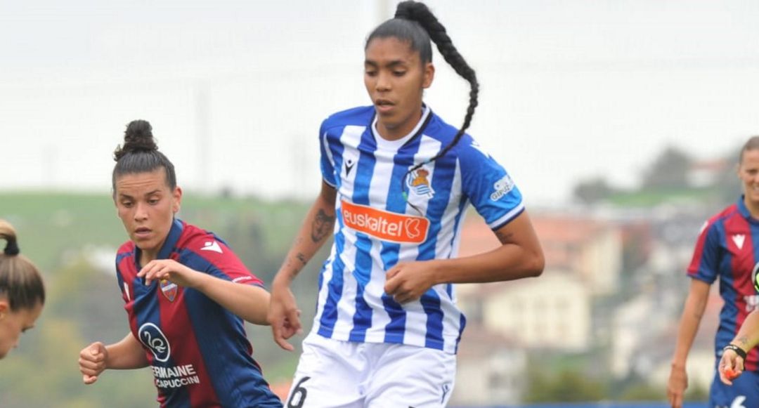 La jugadora de la Real Venegas disputa un balón con la ex realista Leire Baños La jugadora de la Real Venegas disputa un balón con la ex realista Leire Baños