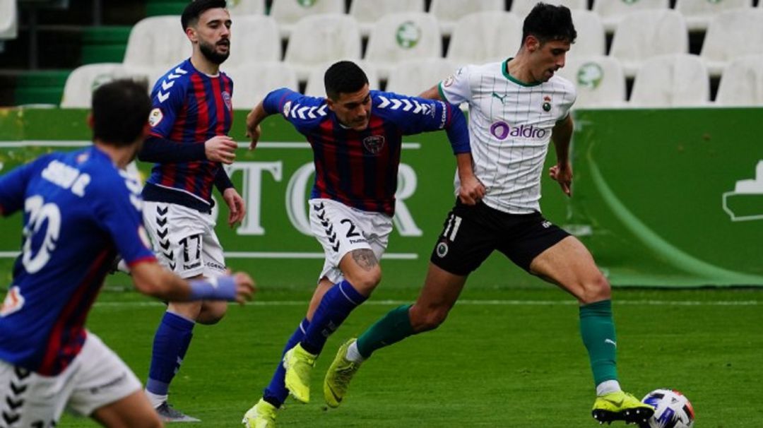 Marco Camus conduce el balón ante la presión de jugadores del Leioa la pasada temporada Marco Camus conduce el balón ante la presión de jugadores del Leioa la pasada temporada