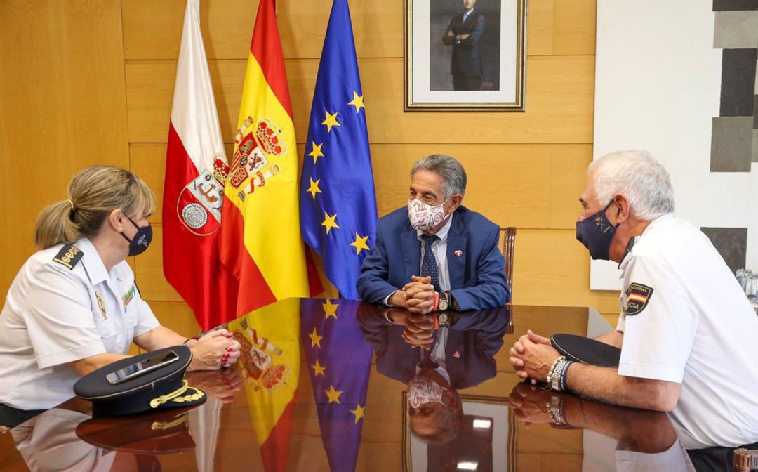La nueva jefa superior de Policía en Cantabria, Carmen Martínez Ruiz, junto a su predecesor, Héctor Moreno y el presidente autonómico, Miguel Ángel Revilla. La nueva jefa superior de Policía en Cantabria, Carmen Martínez Ruiz, junto a su predecesor, Héctor Moreno y el presidente autonómico, Miguel Ángel Revilla.