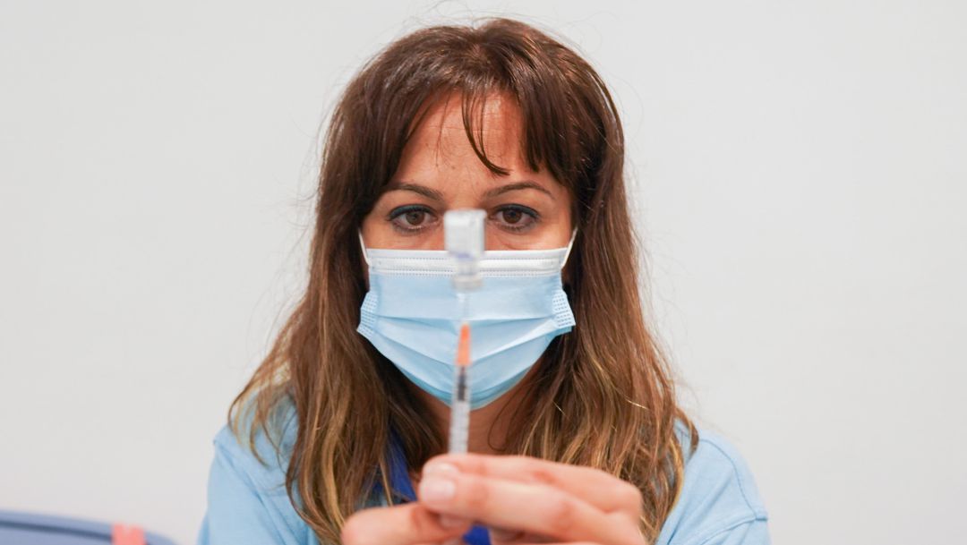 Una sanitaria prepara la vacuna la vacuna de la gripe a 18 de octubre del 2021 en Sevilla (Andalucía). La Consejería de Salud y Familias de la Junta de Andalucía ha comenzado este lunes la administración de la tercera dosis de la vacuna contra el Covid-19 de Pfizer o Moderna a los mayores de 70 años, en los que hayan pasado más de seis meses desde que recibieran la segunda dosis, también se le administrará la vacuna de la gripe. Una sanitaria prepara la vacuna la vacuna de la gripe a 18 de octubre del 2021 en Sevilla (Andalucía). La Consejería de Salud y Familias de la Junta de Andalucía ha comenzado este lunes la administración de la tercera dosis de la vacuna contra el Covid-19 de Pfizer o Moderna a los mayores de 70 años, en los que hayan pasado más de seis meses desde que recibieran la segunda dosis, también se le administrará la vacuna de la gripe.