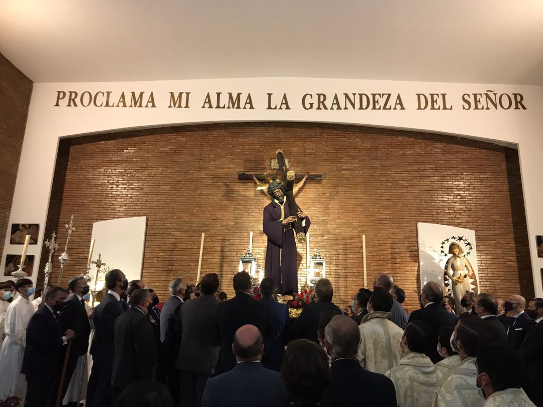 El Señor del Gran Poder en su llegada a la Parroquia de la Blanca Paloma en el barrio de Los Pajaritos El Señor del Gran Poder en su llegada a la Parroquia de la Blanca Paloma en el barrio de Los Pajaritos