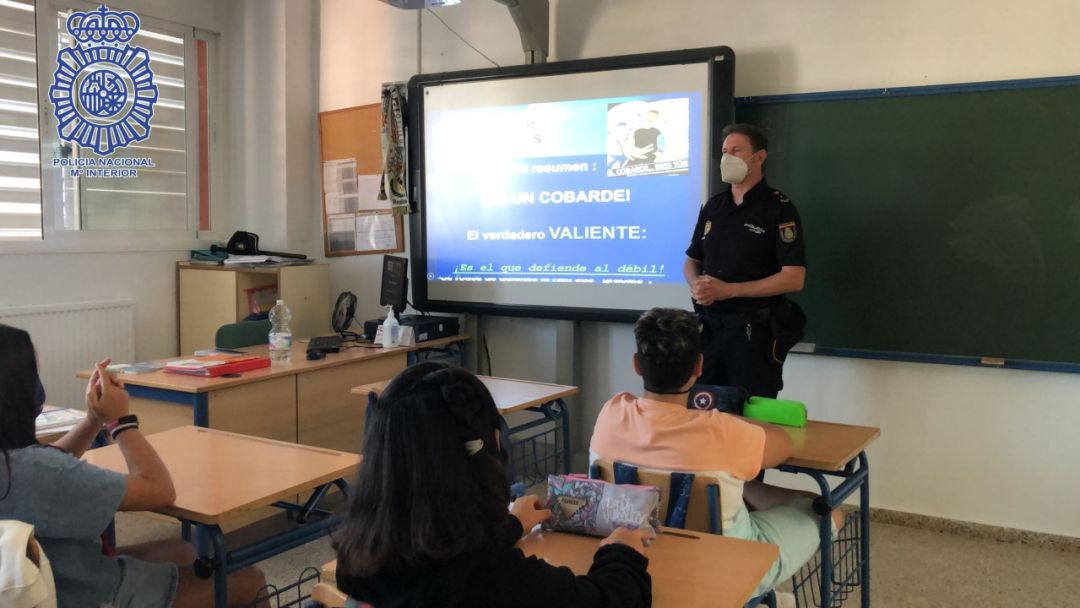 Imagen de archivo de un agente durante una intervención en centros de enseñanza sobre violencia en la escuela Imagen de archivo de un agente durante una intervención en centros de enseñanza sobre violencia en la escuela