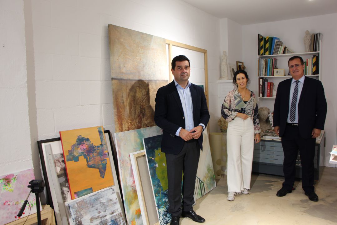 El delegado de Gobernación y Fiestas Mayores, Juan Carlos Cabrera, ha visitado a María Tapia en su taller El delegado de Gobernación y Fiestas Mayores, Juan Carlos Cabrera, ha visitado a María Tapia en su taller