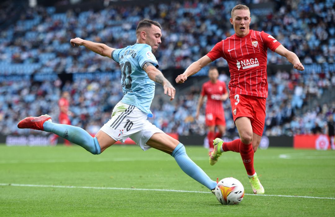 Iago Aspas ante Agustinsson durante el Celta Sevilla en Balaídos Iago Aspas ante Agustinsson durante el Celta Sevilla en Balaídos