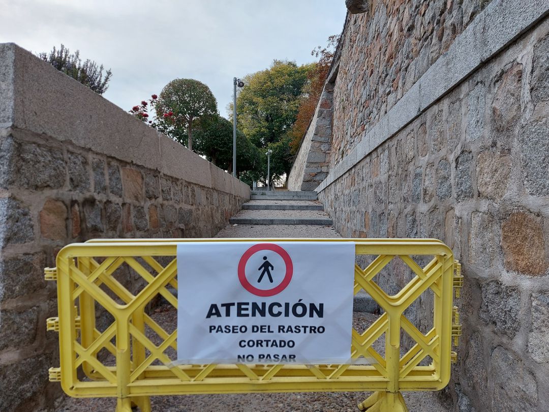 El acceso estará prohibido hasta que se compruebe si el árbol sufre más daños El acceso estará prohibido hasta que se compruebe si el árbol sufre más daños