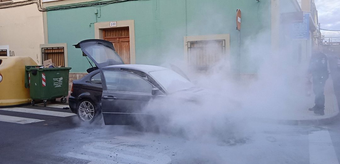 Imagen del turismo incendiado en la Calle Mediodía de Valdepeñas (Ciudad Real) Imagen del turismo incendiado en la Calle Mediodía de Valdepeñas (Ciudad Real)