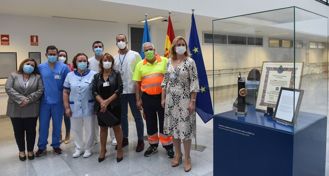 Los sanitarios posando junto al galardón en el HUCA. Los sanitarios posando junto al galardón en el HUCA.