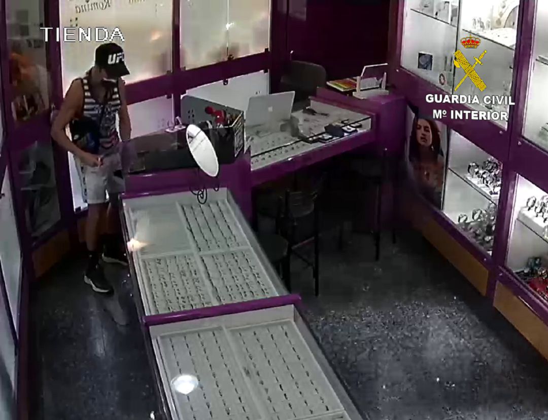 Imagen tomada de las cámaras de vigilancia de la joyería. Imagen tomada de las cámaras de vigilancia de la joyería.