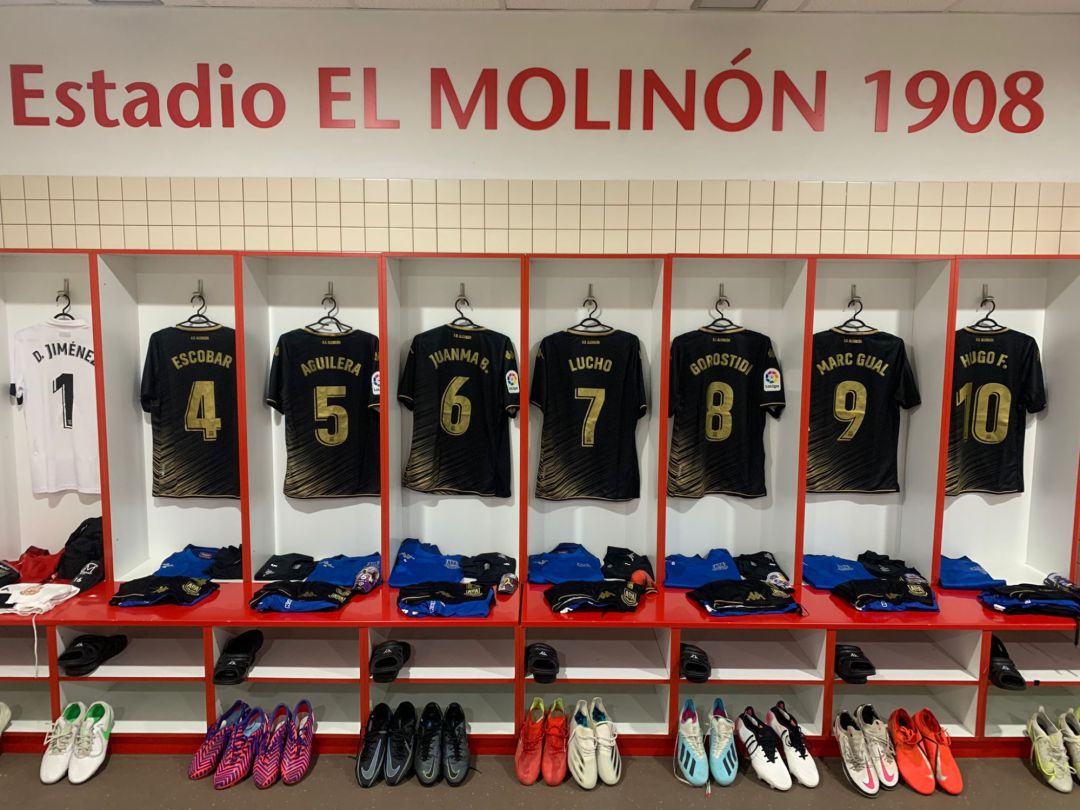 Vestuario de los jugadores del Alcorcón en El Molinón Vestuario de los jugadores del Alcorcón en El Molinón