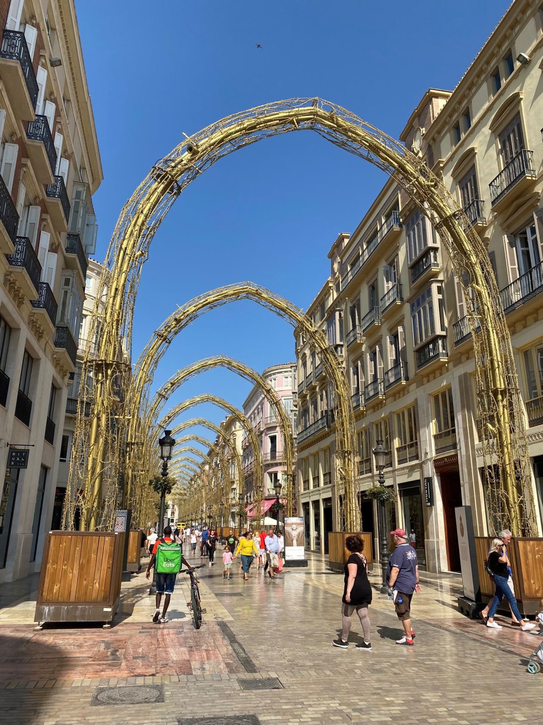 Imagen actual de la calle Larios de Málaga con el montaje del alumbrado de Navidad Imagen actual de la calle Larios de Málaga con el montaje del alumbrado de Navidad