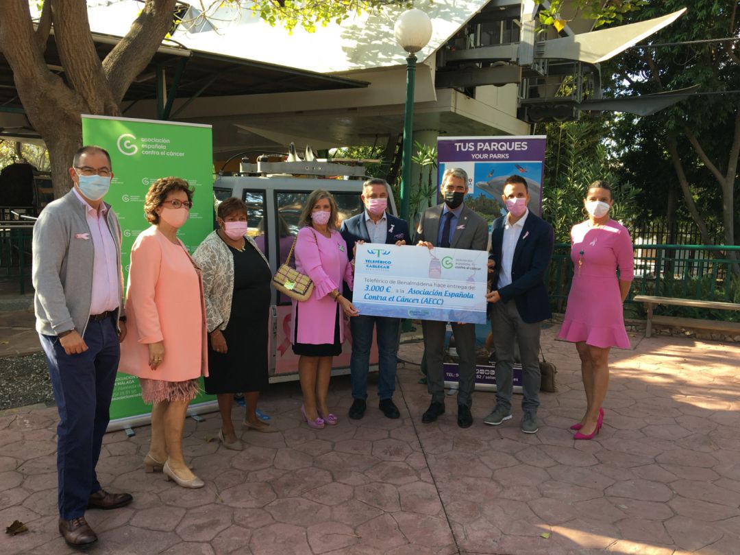 Momento de la entrega el cheque con la aportación a la AECC Momento de la entrega el cheque con la aportación a la AECC