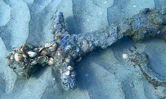 Espada de hace 900 años hallada en el mar Mediterráneo y que se presume perteneció a un caballero cruzado. Espada de hace 900 años hallada en el mar Mediterráneo y que se presume perteneció a un caballero cruzado.