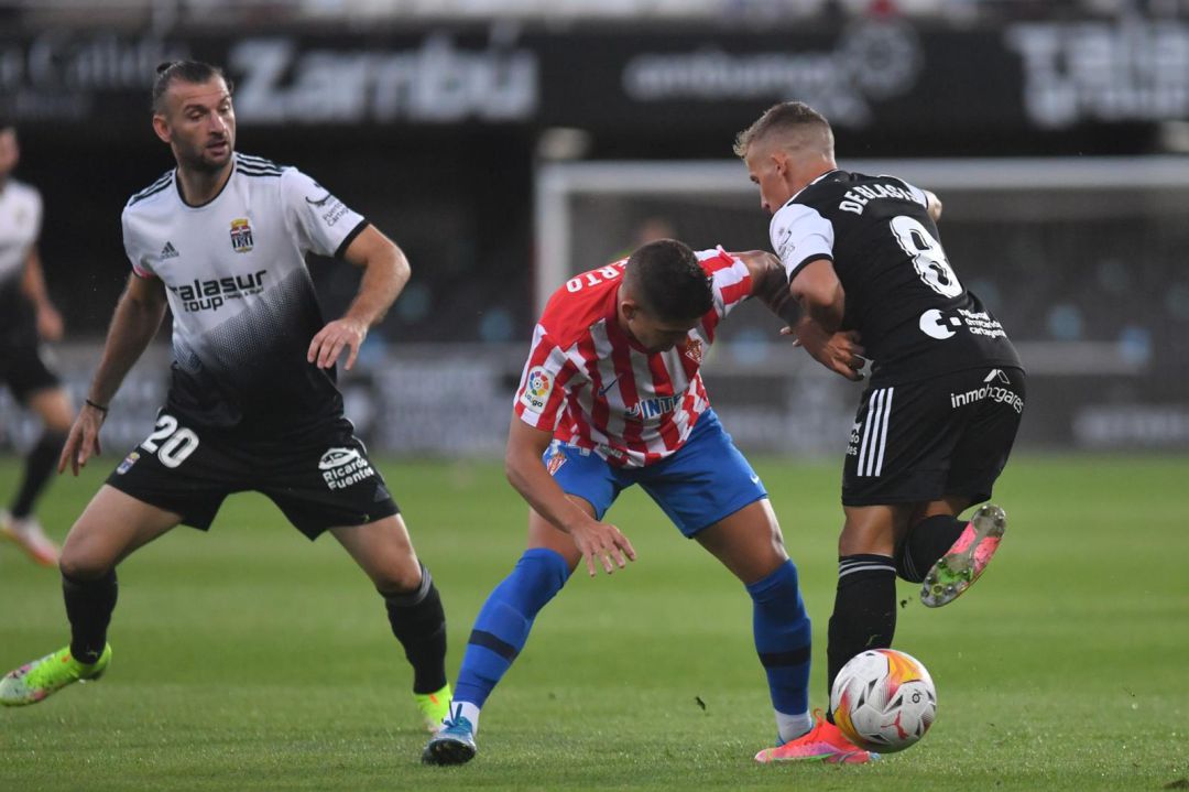 De Blasis pelea un balón ante un jugador sportinguista De Blasis pelea un balón ante un jugador sportinguista