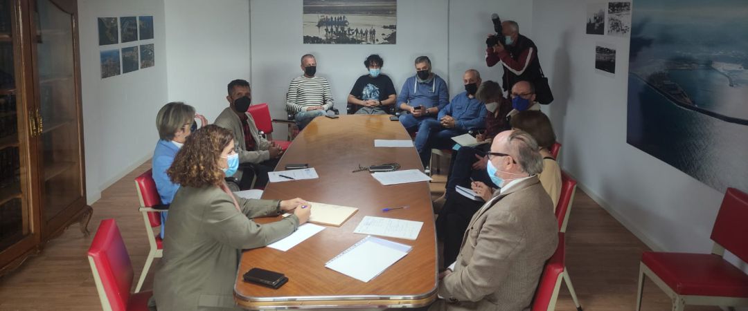 Reunión en la Cofradía de Mariscadores con Conselleira do Mar, Rosa Quintana, y la Subdelegada del Gobierno, María Rivas, sobre qué administración debe indemnizar a los mariscadores mientras duren las obras del dragado integral de la Ría di Burgo Reunión en la Cofradía de Mariscadores con Conselleira do Mar, Rosa Quintana, y la Subdelegada del Gobierno, María Rivas, sobre qué administración debe indemnizar a los mariscadores mientras duren las obras del dragado integral de la Ría di Burgo