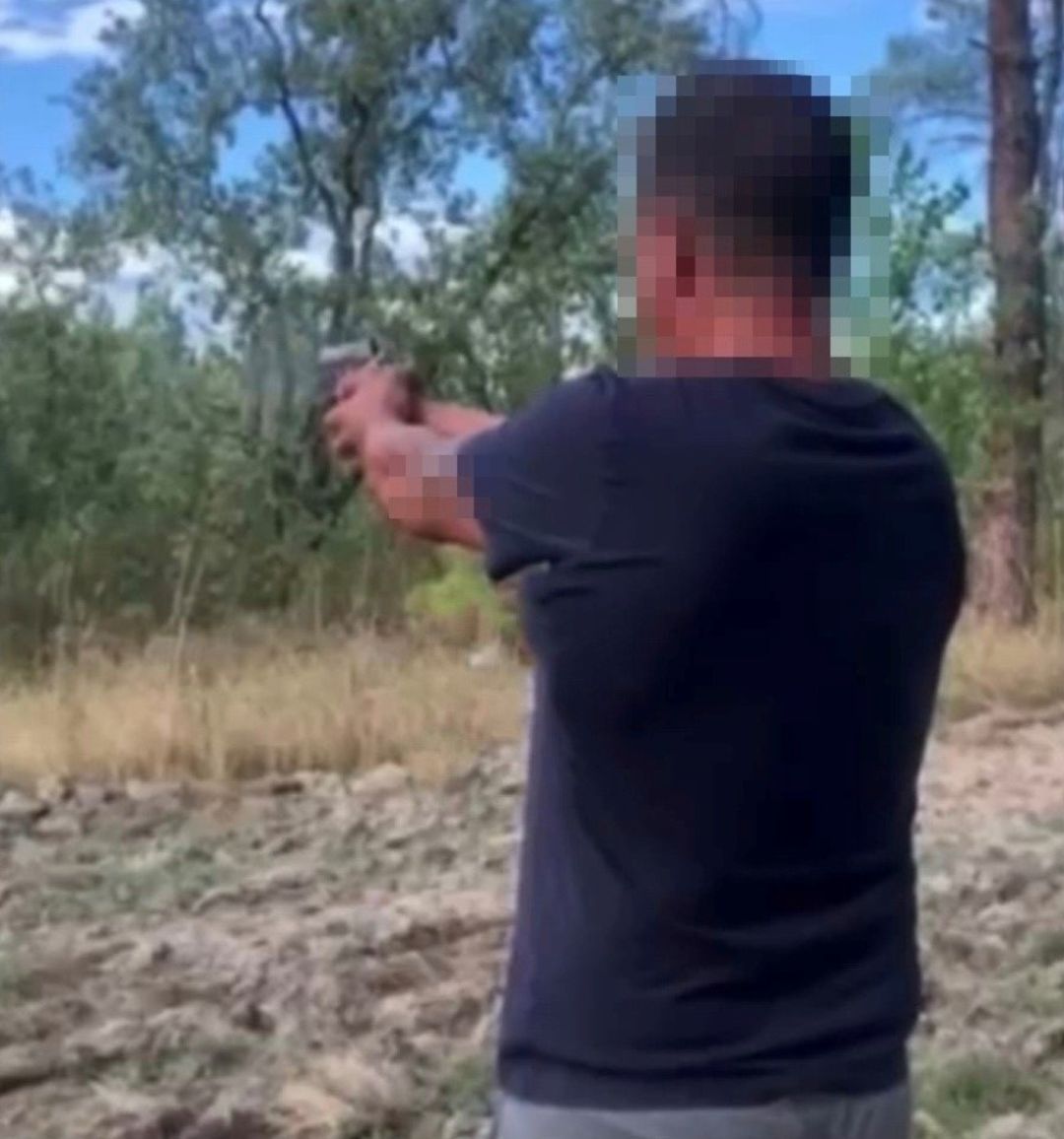 Investigado un vecino de Navalmoral por un vídeo e disparando una pistola sin licencia Investigado un vecino de Navalmoral por un vídeo e disparando una pistola sin licencia