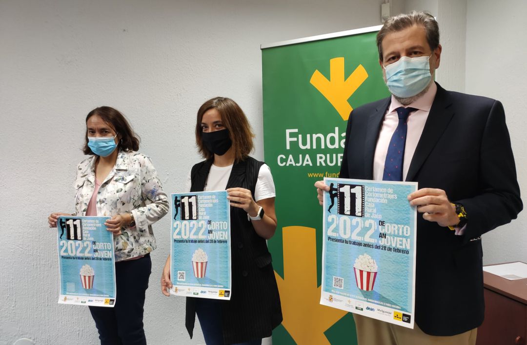La directora de la UNED en Jaén, María Luisa Grande Gascón; la concejala Delegada del Área de Igualdad, Juventud, Participación Ciudadana, UPMJ, Cooperación Internacional y Voluntariado, Eva Funes Jiménez; Y el gerente de la Fundación Caja Rural de Jaén, Luis Jesús García-Lomas
La directora de la UNED en Jaén, María Luisa Grande Gascón; la concejala Delegada del Área de Igualdad, Juventud, Participación Ciudadana, UPMJ, Cooperación Internacional y Voluntariado, Eva Funes Jiménez; Y el gerente de la Fundación Caja Rural de Jaén, Luis Jesús García-Lomas