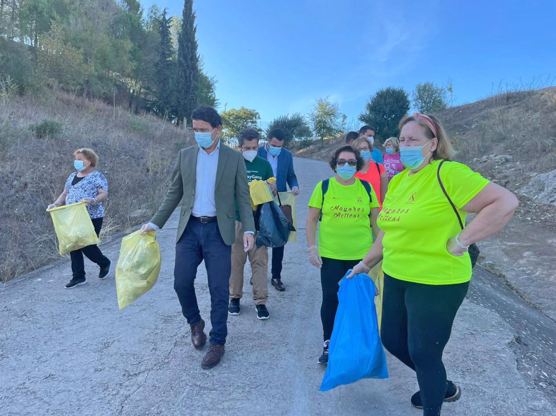 El delegado territorial de Desarrollo Sostenible de la Junta en Cádiz, Daniel Sánchez, durante su visita a Algar para el inicio del servicio de recogida puerta a puerta selectiva. El delegado territorial de Desarrollo Sostenible de la Junta en Cádiz, Daniel Sánchez, durante su visita a Algar para el inicio del servicio de recogida puerta a puerta selectiva.