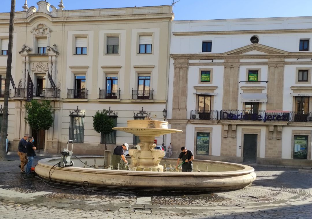 Operarios este martes en la fuente de la Rotonda de los Casinos Operarios este martes en la fuente de la Rotonda de los Casinos