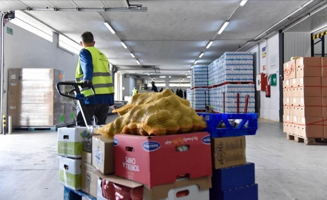 Voluntario en el Banco de Alimentos. Voluntario en el Banco de Alimentos.