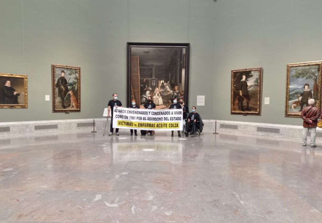 Un grupo de afectados por la intoxicación con aceite de colza se encierran como protesta en el Museo del Prado. Un grupo de afectados por la intoxicación con aceite de colza se encierran como protesta en el Museo del Prado.