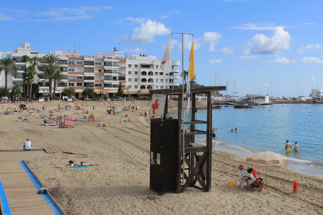 Imagen de una playa con servicio de Socorrismo en Santa Eulària.
Imagen de una playa con servicio de Socorrismo en Santa Eulària.
