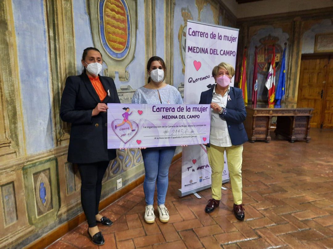 Entrega del cheque con el dinero recaudado en la Carrera de la Mujer Entrega del cheque con el dinero recaudado en la Carrera de la Mujer